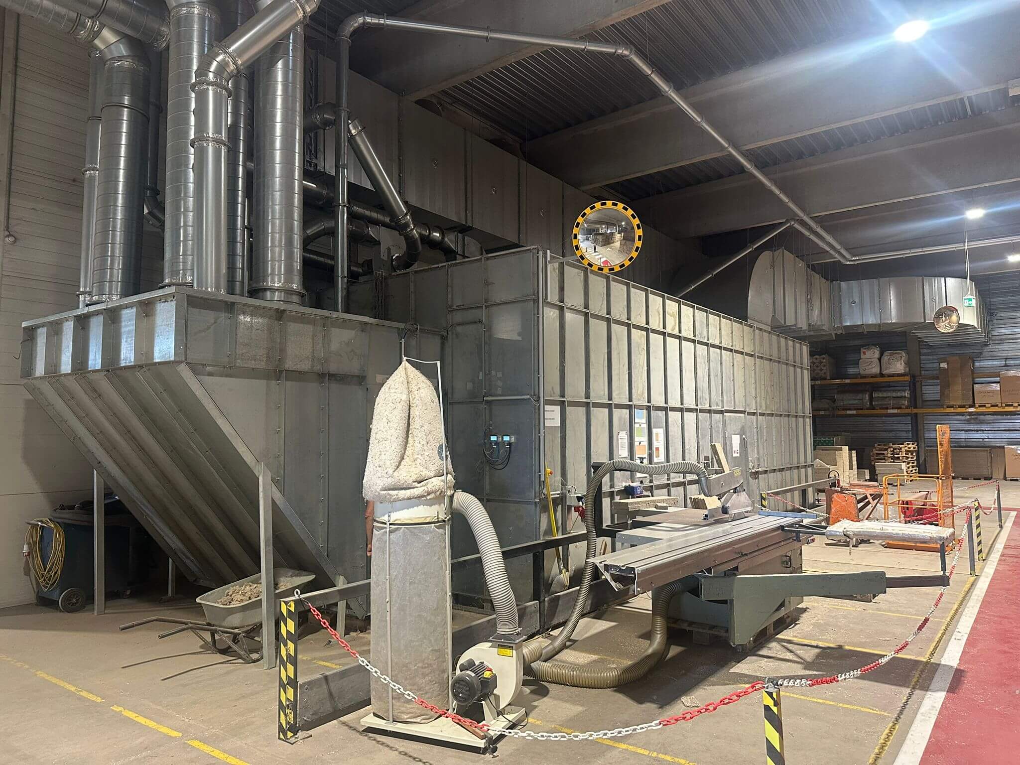 Filtergehäuse mit Lufteinlassadapter und Rohrsystem – CK AirTechnic führt staub- und faserbeladene Luft gezielt in die Absaugtechnik der Hanffaserproduktion