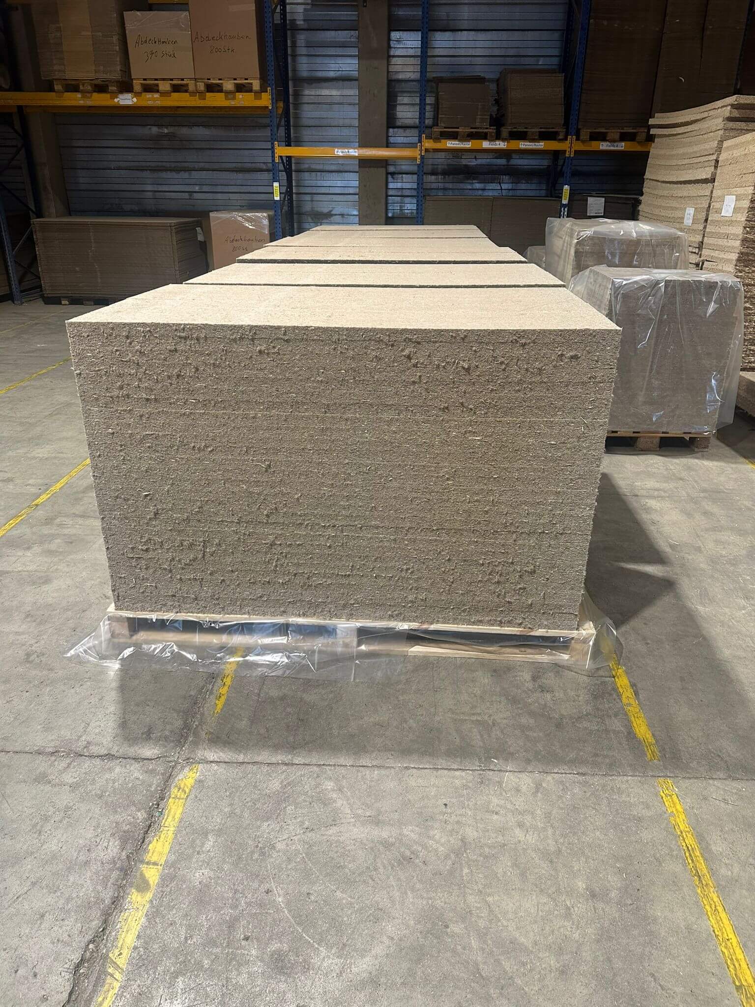 Vorgepresste Hanfplatten nach der Verarbeitung – CK AirTechnik sorgt für staubfreie Bedingungen während der Produktion