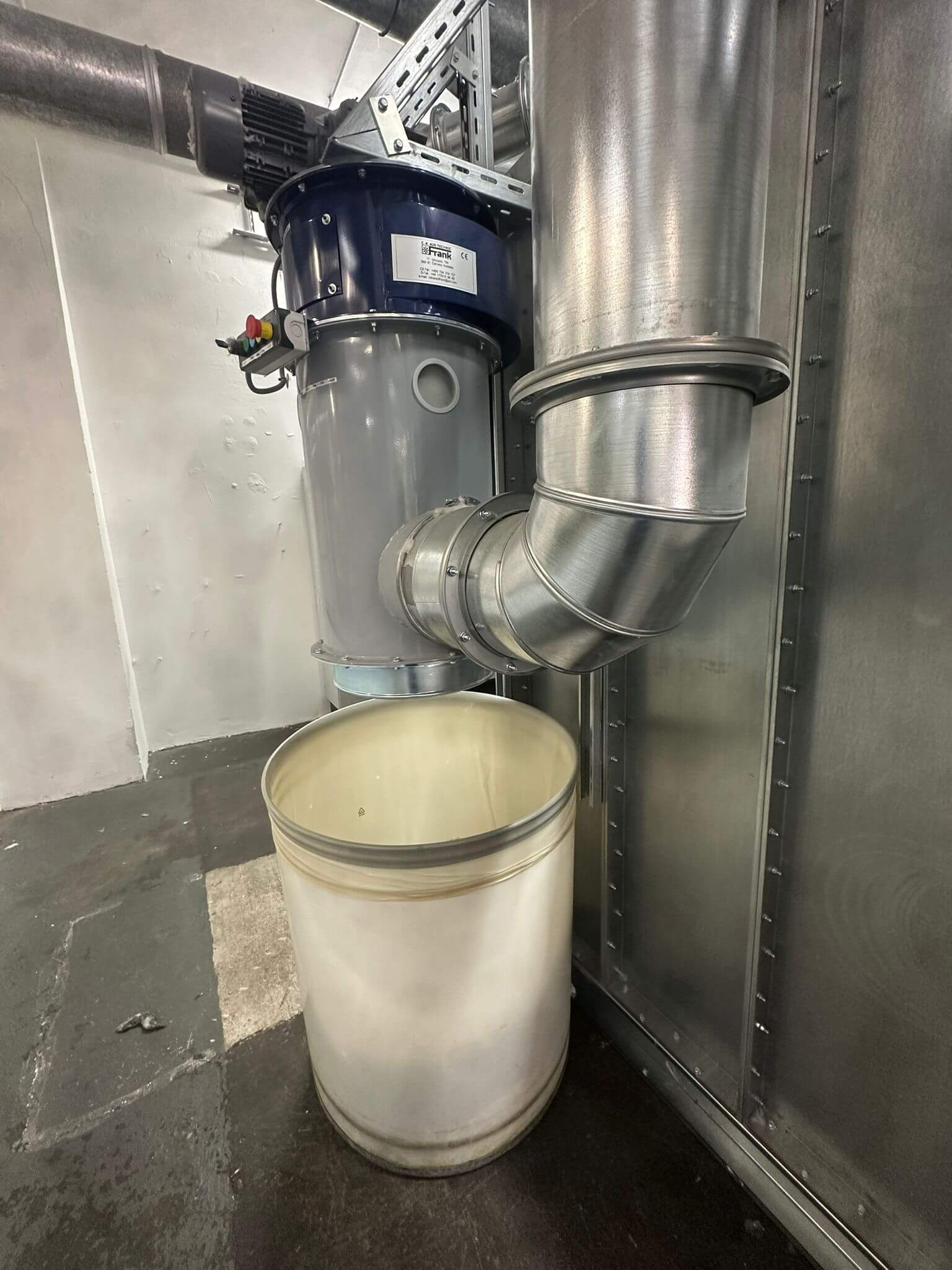 Fiber compactor releasing compressed fibers into a disposal bin