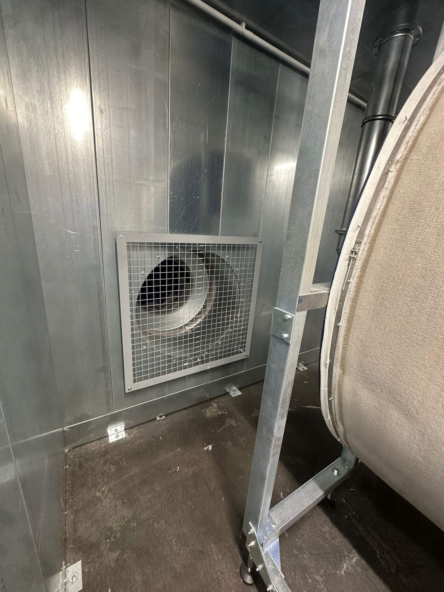 Dust collection system operating in corrugated cardboard facility